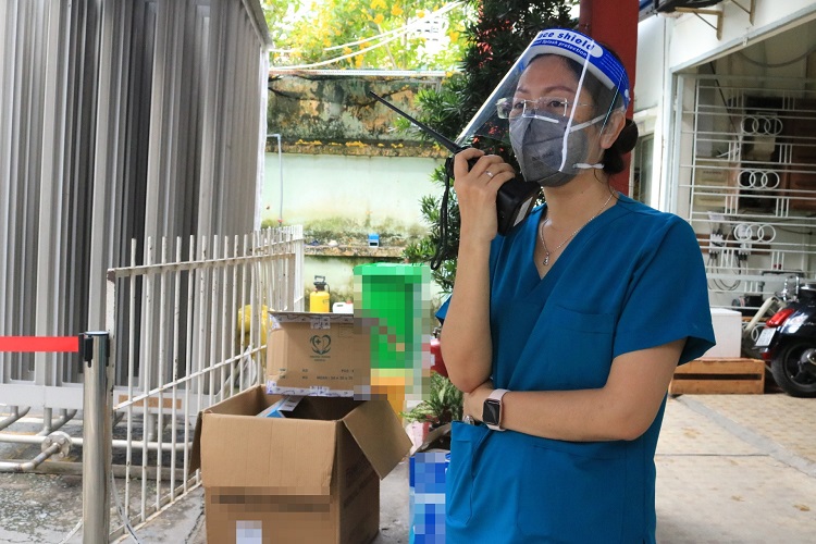 Điều dưỡng Nguyễn Thị Xuân Ái (37 tuổi) đang công tác tại cơ sở thu dung, điều trị Covid-19 ở Q.Bình Thạnh: “Chúng tôi biết, sau mỗi chuyến hàng là tình cảm của rất rất nhiều người. Chúng tôi thực sự ấm lòng”.
