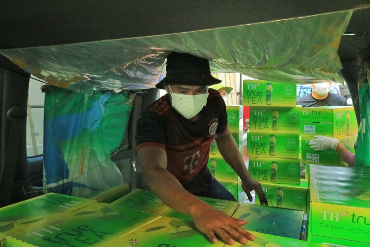 Sáng sớm, anh Hoàng Thế Mạnh (23 tuổi, TP.Thủ Đức) cùng hơn 10 tình nguyện viên tất bật vận chuyển hàng hóa lên xe để chở đến 30 bệnh viện, cơ sở y tế tuyến đầu ở các quận, huyện TP.Hồ Chí Minh