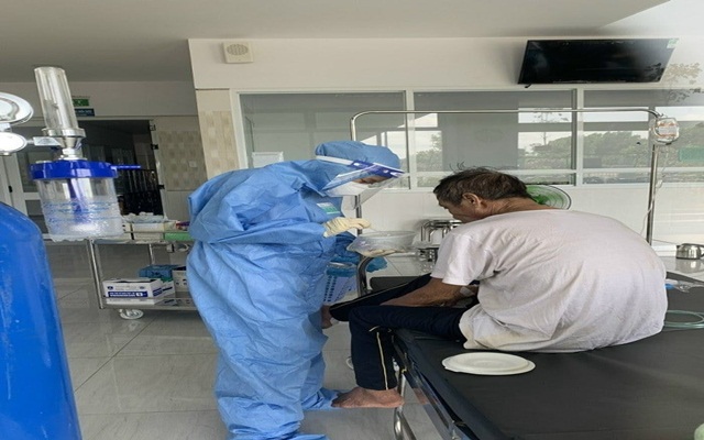 Nhân viên y tế điều trị cho bệnh nhân COVID-19 tại Bình Dương