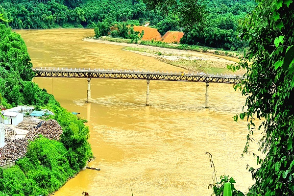 Dòng sông Mã cuộn chảy về xuôi qua cầu