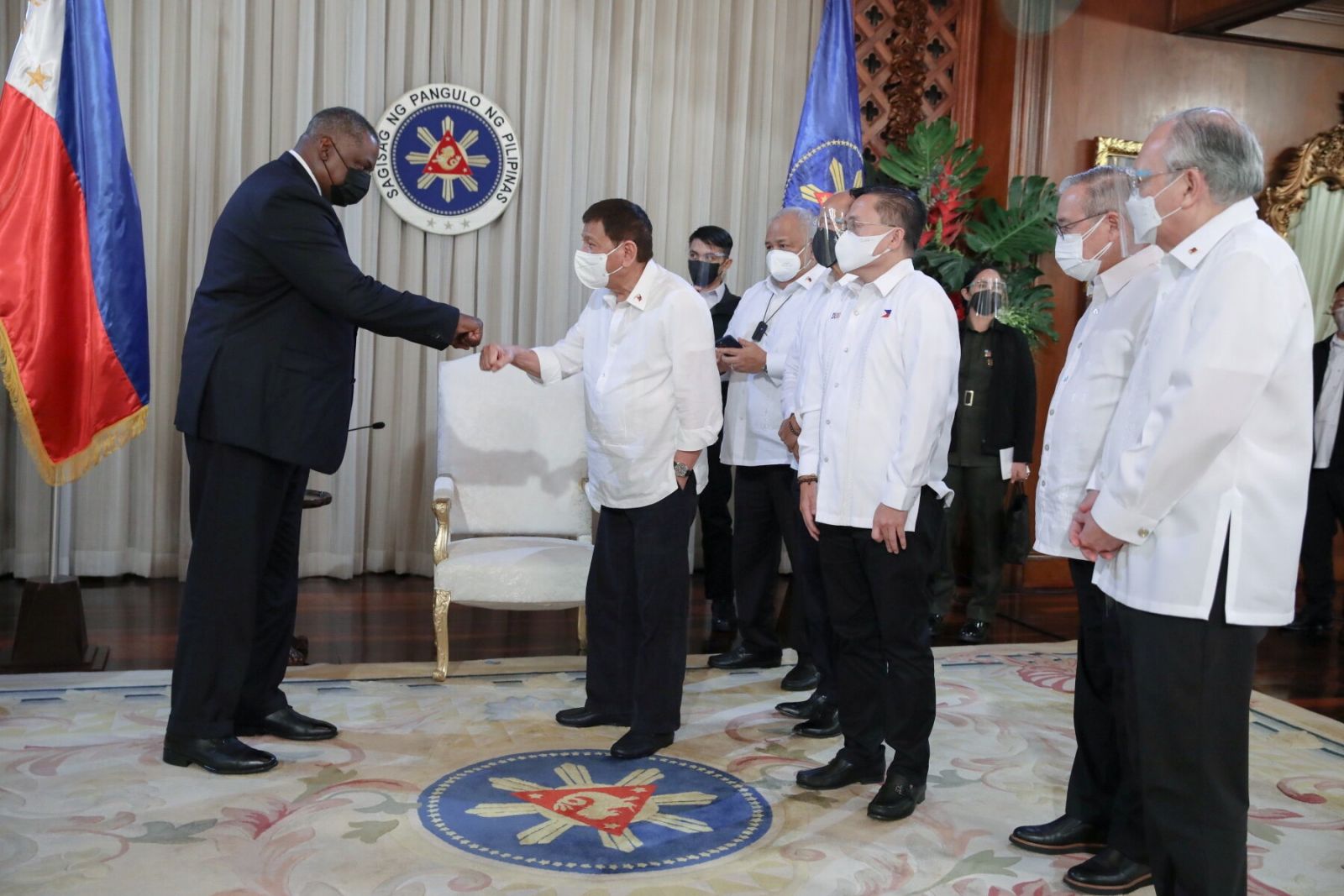 Bộ trưởng Quốc phòng Mỹ Lloyd J. Austin III đã gặp Tổng thống Rodrigo Duterte tại Manila vào tháng Bảy. Hoa Kỳ cho biết họ sẽ cung cấp hàng triệu liều vắc xin Johnson & Johnson và Moderna cho nước này.Tín dụng...Ảnh về Tổng thống Malacanang / qua Reuters