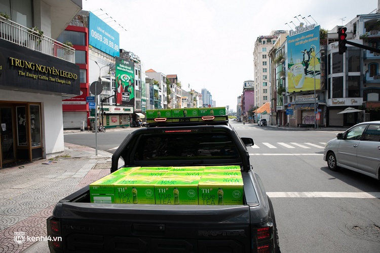 Đoàn xe chở 1.000 thùng trà xanh vị chanh TH true TEA (tương đương 24.000 sản phẩm) – món quà của Tập đoàn TH gửi tới các bệnh viện tuyến đầu Thành phố.