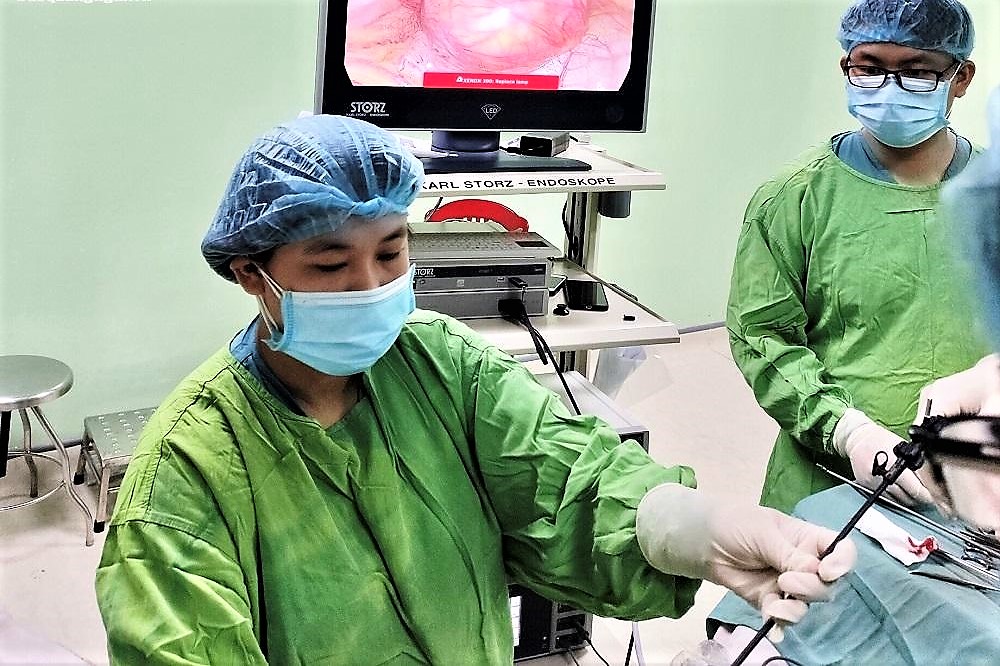 Ê kíp BS Bệnh viện Đa khoa tỉnh Quảng Ngãi phẫu thuật nội soi cắt u tuyến ức điều trị bệnh nhược cơ cho 2 bệnh nhân vừa qua