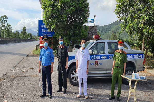 Các lực lượng chức năng làm việc tại chốt kiểm soát dịch bệnh Khe Nước Lạnh Thị xã Nghi Sơn
