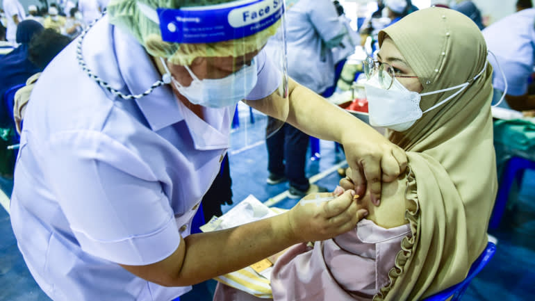 Chỉ khoảng 8% dân số Thái Lan đã được tiêm hai liều vắc-xin. © AFP / Jiji