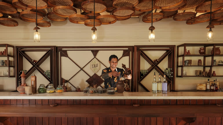 Four Seasons Resort Bali tại Vịnh Jimbaran tự hào có trường dạy cocktail và quán bar dành riêng cho arak , tinh thần cây cọ truyền thống của Bali. (Ảnh do Four Seasons Resort Bali tại Vịnh Jimbaran cung cấp)