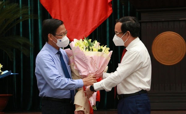 Tân Chủ tịch UBND TP.HCM Phan Văn Mãi nhận hoa chúc mừng từ Bí thư Thành ủy TP.HCM Nguyễn Văn Nên