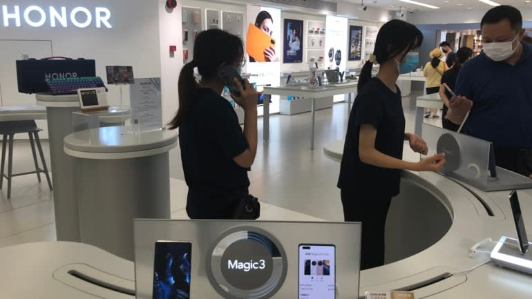 Khách hàng đã đến một cửa hàng điện thoại thông minh Honor ở Quảng Châu, Trung Quốc vào thứ Sáu (Ảnh của Takeshi Kawakami).