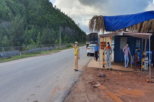 Các đồng chí công an giao thông cho dừng và kiểm tra các loại phương tiện vào tỉnh Thanh Hóa tại chốt kiểm dịch Hải Hà- Đông Hồi (Thị xã Nghi Sơn)