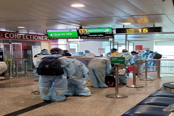 Hành khách là công dân Thanh Hóa có hoàn cảnh đặc biệt khó khăn đang làm thủ tục tai sân bay  Tân Sơn Nhất