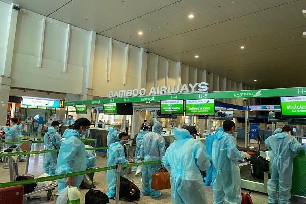Hành khách trên chuyến bay QH9 204 là những công dân có hoàn cảnh khó khăn đặc biệt đang lam thủ tục tai sân bay Tân Sơn Nhất