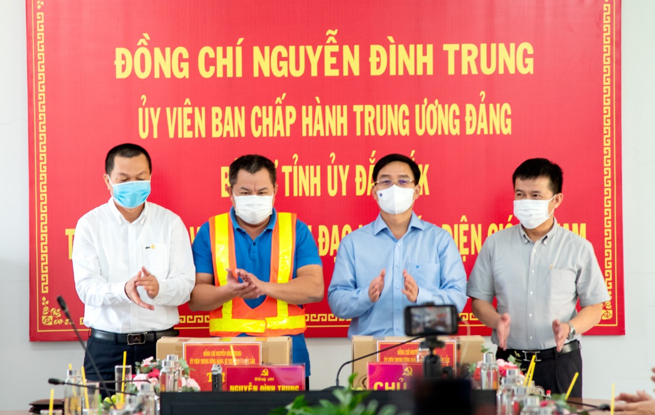 Ủy viên Trung ương Đảng, Bí thư Tỉnh ủy Đắk Lắk Nguyễn Đình Trung (Người thứ hai, mặc áo xanh nhạt tính từ trái sang) tặng quà cho Dự án điện gió Ea Nam.