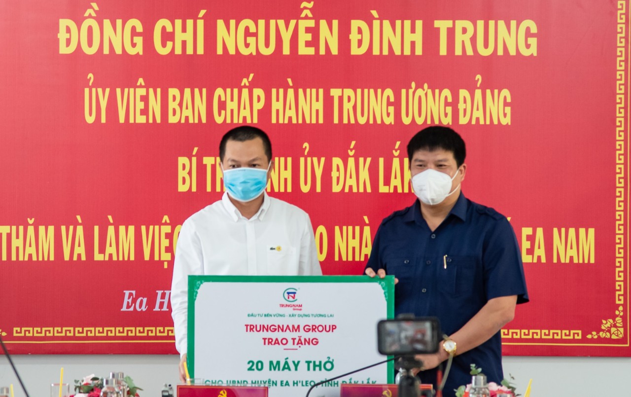 Lãnh đạo Công ty Cổ phần Đầu tư xây dựng Trung Nam trao 20 máy thở cho ông Nguyễn Văn Hà - Chủ tịch UBND huyện Ea H’Leo (áo xanh đậm).