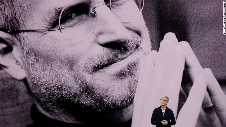 Cook tiếp quản vị trí CEO từ Steve Jobs vào ngày 24 tháng 8 năm 2011, chưa đầy hai tháng trước khi nhà sáng lập Apple qua đời