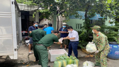 Chủ tịch UBND TP. Thuận An, Bình Dương đến từng nhà trao lương thực, thực phẩm cho người dân