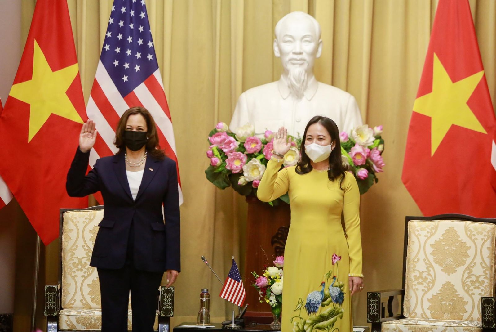 Phó Chủ tịch nước Võ Thị Ánh Xuân (áo dài) và Phó Tổng thống Mỹ, bà Kamala Harris tại buổi tiếp đón
