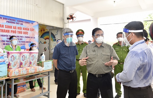 Thủ tướng Phạm Minh Chính thị sát công tác phòng chống dịch, thăm hỏi, động viên người dân trong vùng cách ly phong tỏa ở TP. Thủ Đức