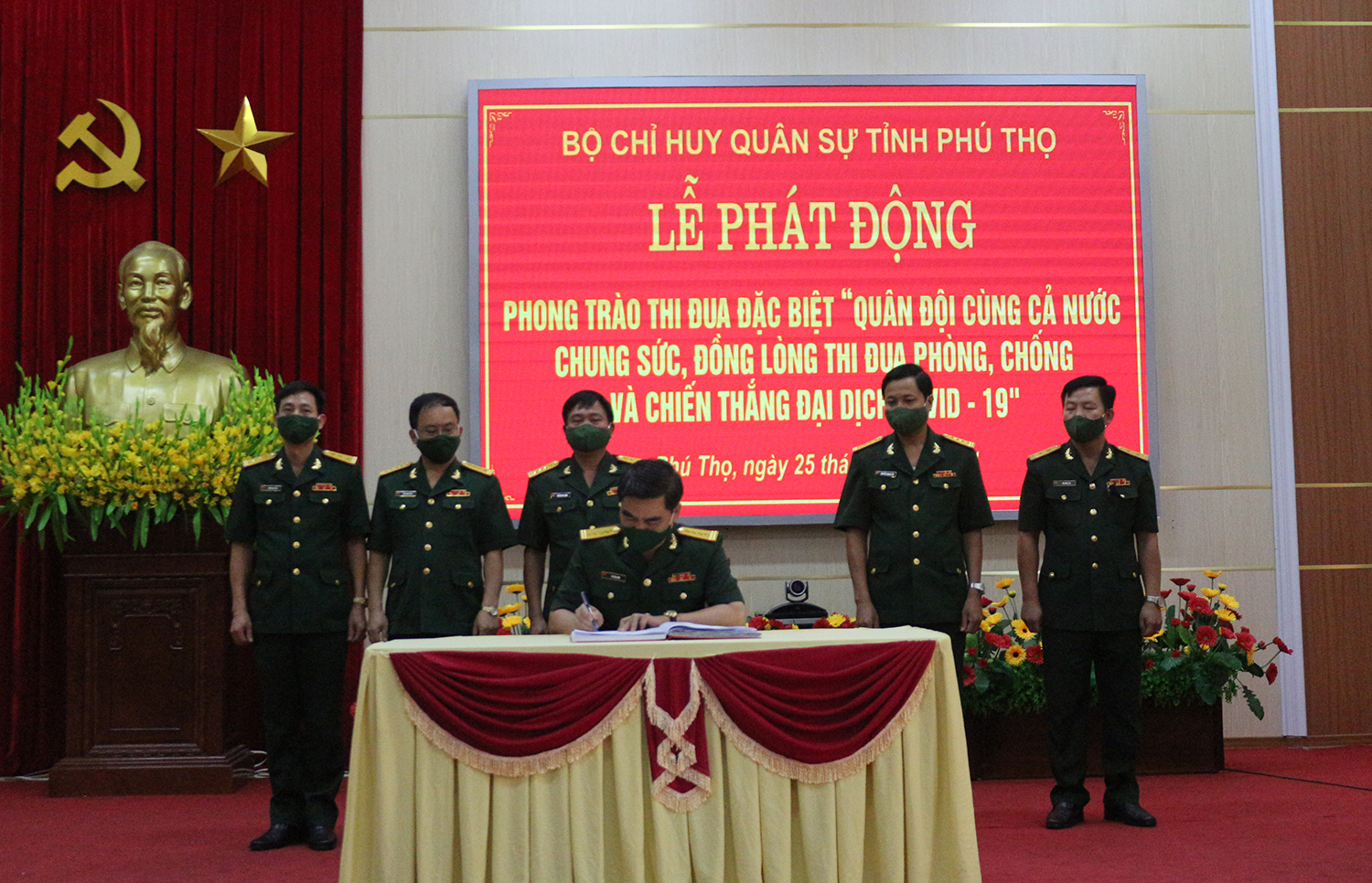 Chỉ huy trưởng Bộ CHQS tỉnh Phú Thọ ký giao ước thi đua