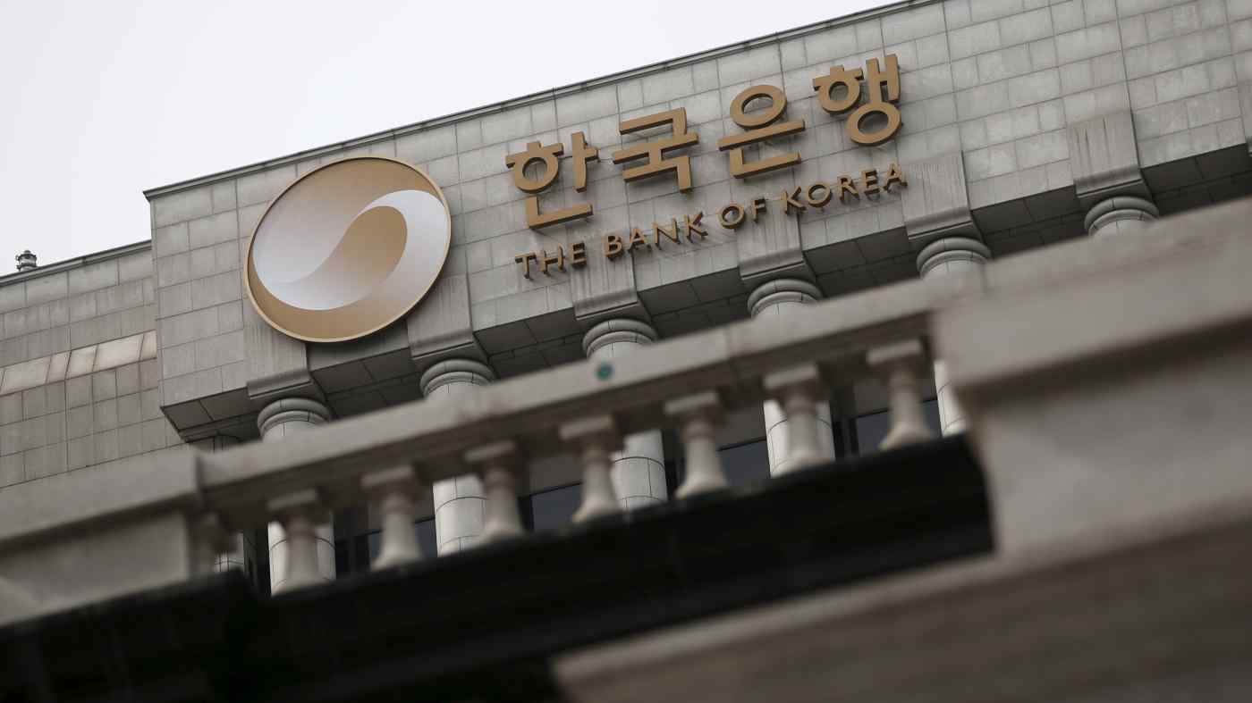 Logo của Ngân hàng Hàn Quốc được nhìn thấy trên đỉnh của tòa nhà ở Seoul. © Reuters