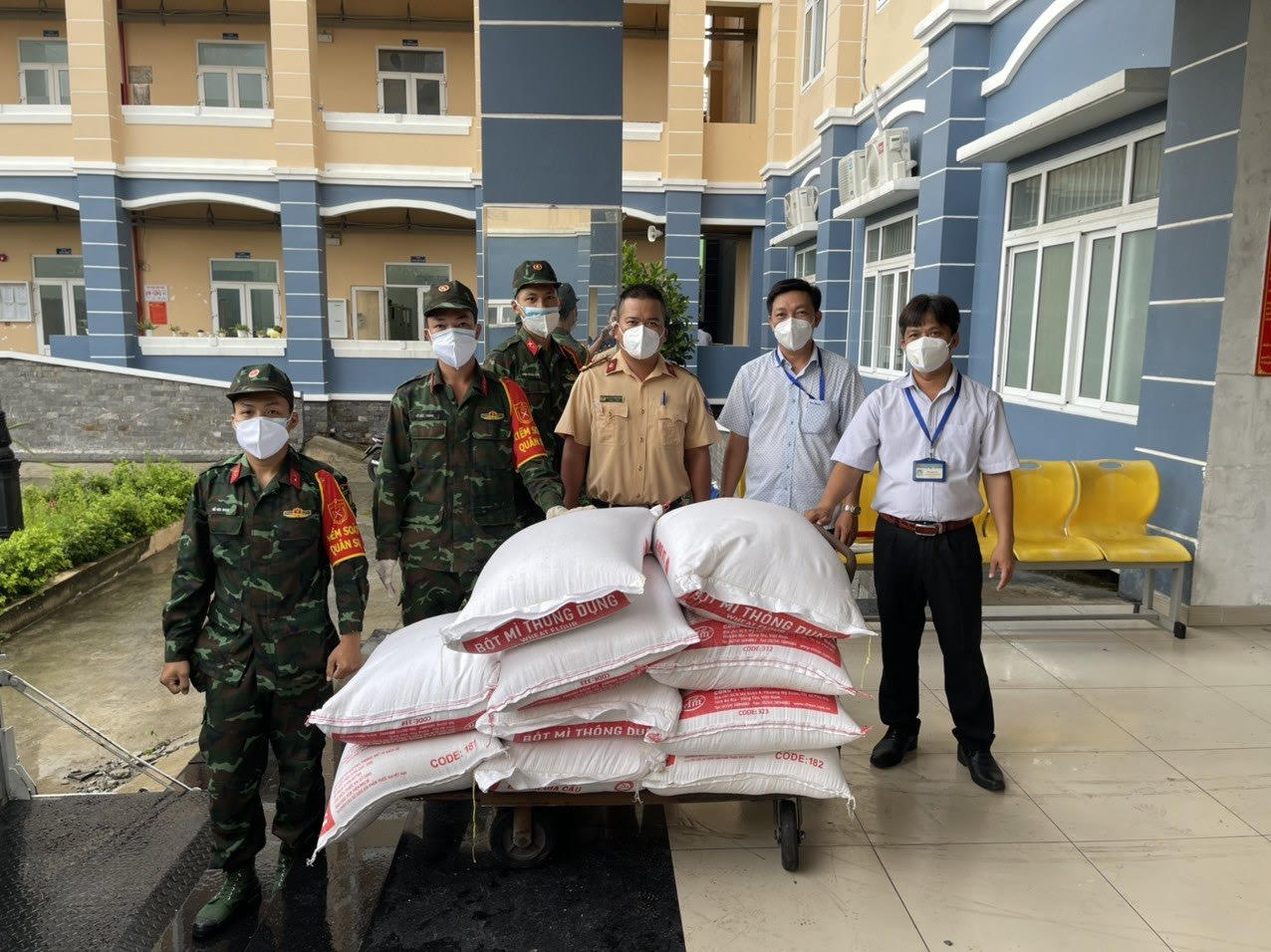 Đội CSGT Phú Lâm đã tổ chức trao tặng UBND xã Tân Kiên, huyện Bình Chánh 01 tấn gạo để hỗ trợ người nghèo bị ảnh hưởng của dịch bệnh Covid-19