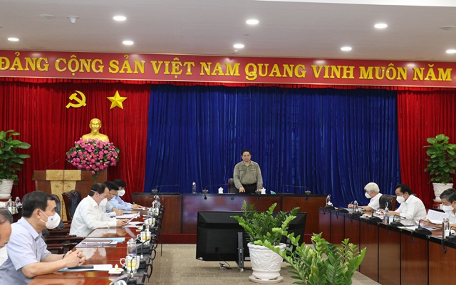 Thủ tướng Phạm Minh Chính ghi nhận, đánh giá cao nỗ lực của đội ngũ y bác sĩ tại đây, đề nghị tiếp tục rút kinh nghiệm và phổ biến cho đội ngũ bác sĩ cơ sở