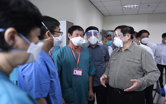 Tiếp tục dành ưu tiên cho công tác phòng chống dịch, Người đứng đầu Chính phủ tới thăm, động viên đội ngũ y bác sĩ đang làm việc tại trạm y tế lưu động của phường Bình Chuẩn