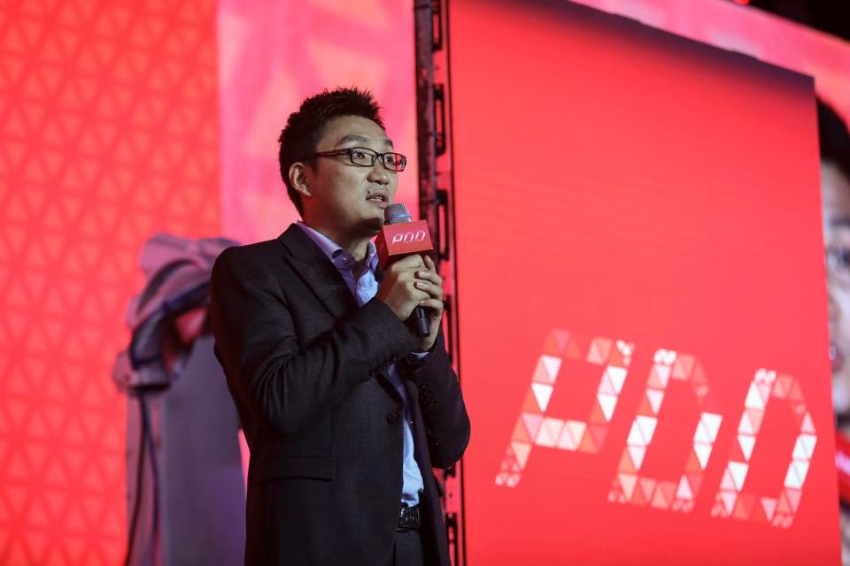 Colin Huang Zheng, người sáng lập và Giám đốc điều hành của Pinduoduo, phát biểu trong buổi lễ niêm yết của công ty tại Tháp Thượng Hải vào ngày 26 tháng 7 năm 2018 tại Thượng Hải, Trung Quốc.