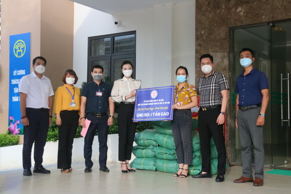 Doanh nhân Vũ Thúy Nga ủng hộ 1 tấn gạo cho UB MTTQ phường Lĩnh Nam, Hoàng Mai, Hà Nội