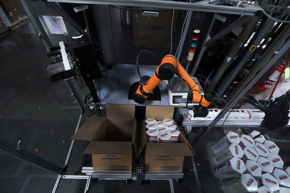Robot của công ty Rapid Robotics làm việc tại nhà máy