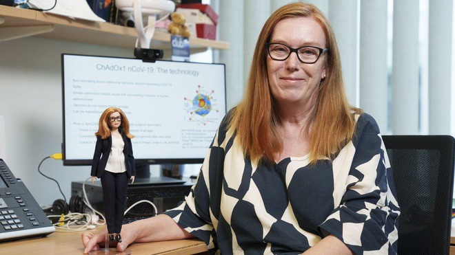 Giáo sư Sarah Gilbert và búp bê Barbie phiên bản chính bà (Ảnh: PA).
