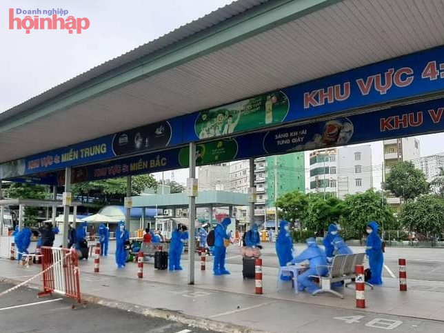 Công dân tỉnh Bình Thuận tập trung tại khu vực chờ trước khi làm xét nghiệm để lên xe