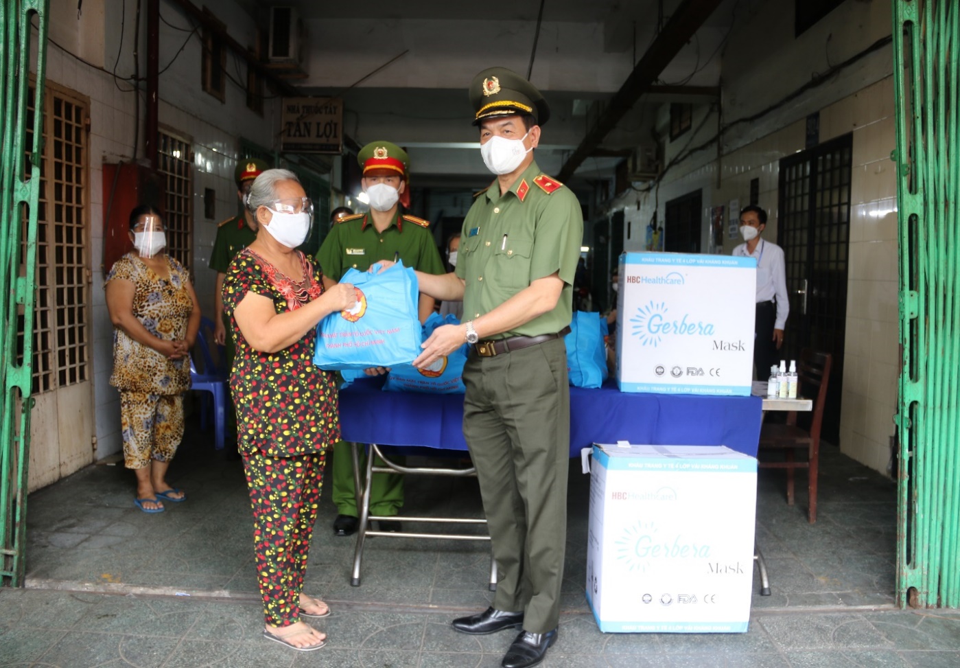 Đồng chí Thiếu tướng Lê Hồng Nam - Giám đốc Công an Thành phố

trực tiếp trao quà hỗ trợ, thăm hỏi người khó khăn