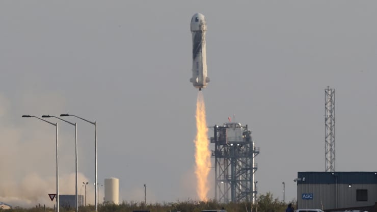 Doanh nhân tỷ phú Jeff Bezos được phóng cùng ba thành viên phi hành đoàn trên tên lửa New Shepard trên chuyến bay dưới quỹ đạo không người lái đầu tiên trên thế giới từ Địa điểm phóng số 1 của Blue Origin gần Van Horn, Texas, ngày 20 tháng 7 năm 2021.