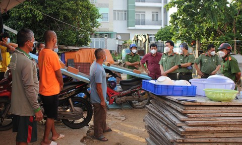 Đồng chí Nguyễn Sỹ Quang - Phó Giám đốc Công an Thành phố đến thăm hỏi, hỗ trợ, động viên người lao động bị mắc kẹt lại thành phố