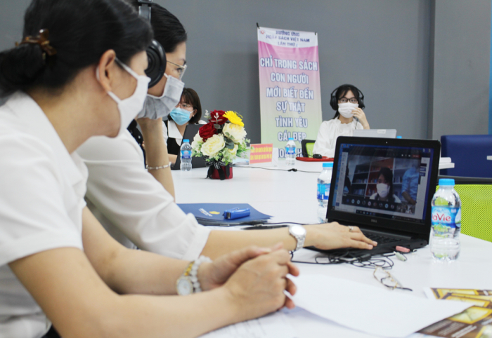 Nhà tuyển dụng phỏng vẫn trực tuyến các ứng viên tại phiên giao dịch việc làm do trường  đại học Hùng Vương (Phú Thọ) tổ chức