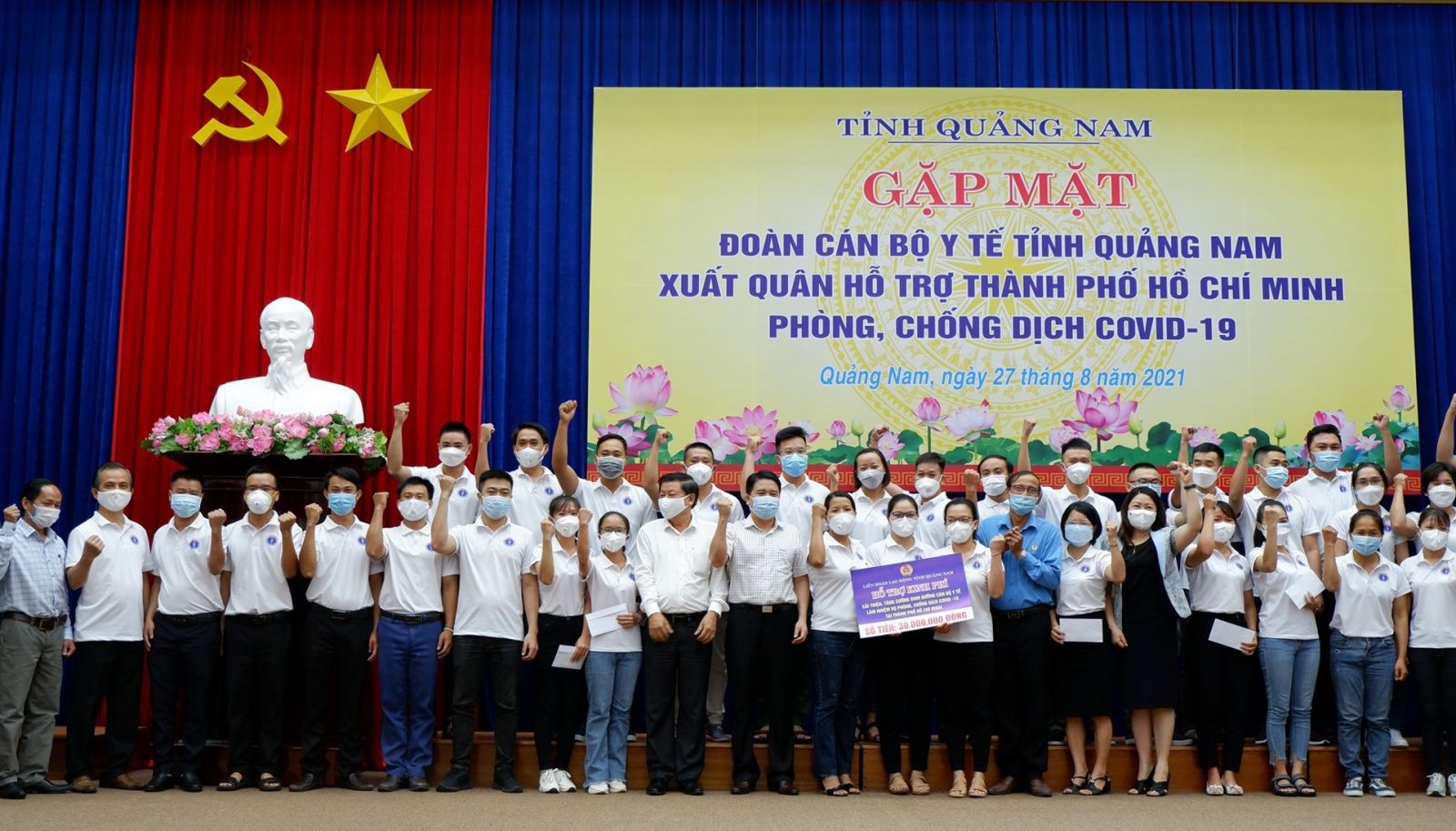 Tỉnh Quảng Nam tổ chức buôi lễ gặp mặt tiễn đoàn y bác sĩ lên đường hỗ trợ TP Hồ Chí Minh phòng, chống dịch Covid-19.