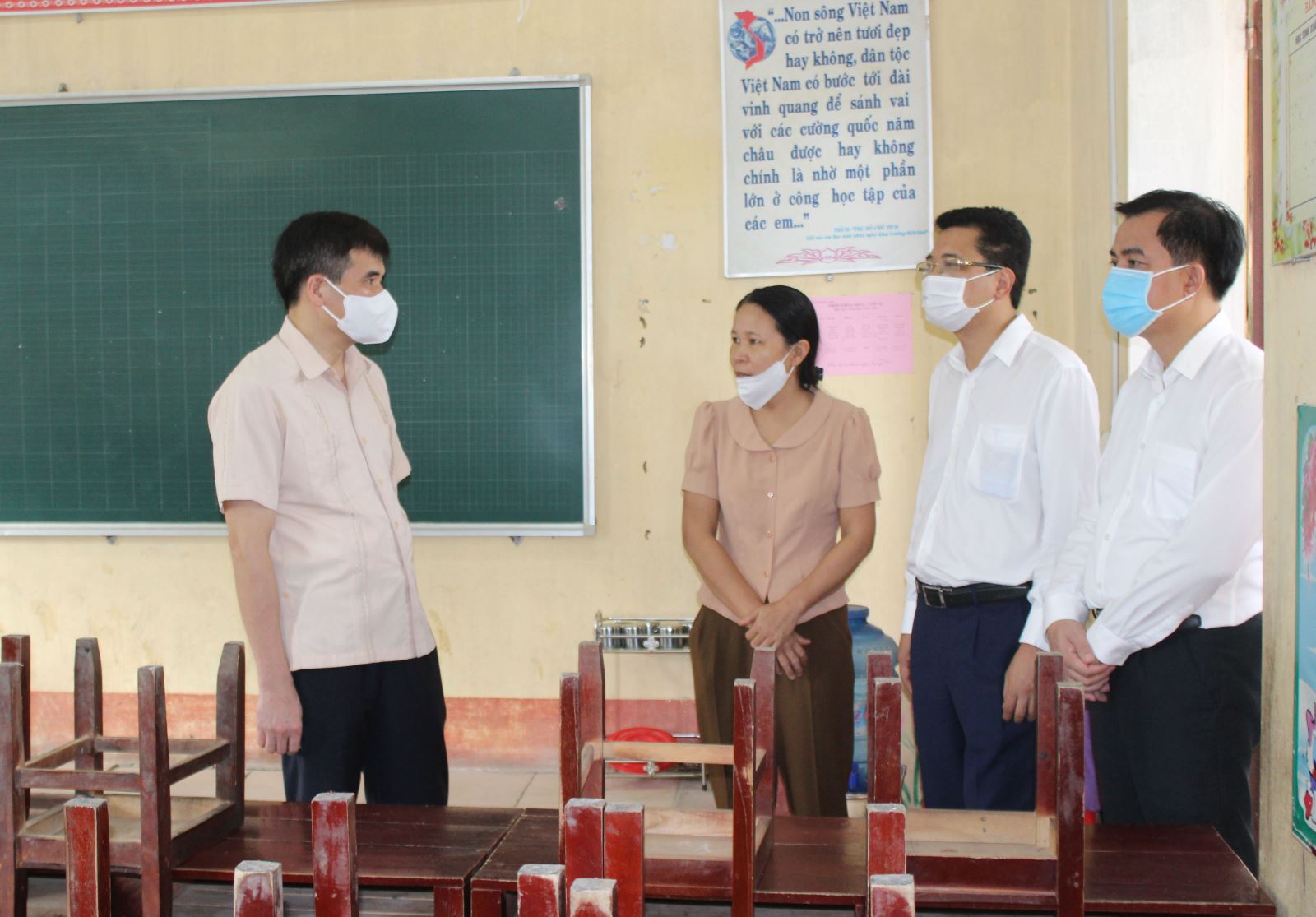 Đoàn công tác kiểm tra công tác phòng chông dịch tại trường tiểu học Hương Nộn