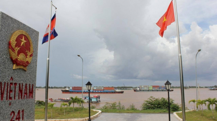 Khu vực cửa khẩu đường thủy Vĩnh Xương, An Giang - Ảnh: Văn Phô