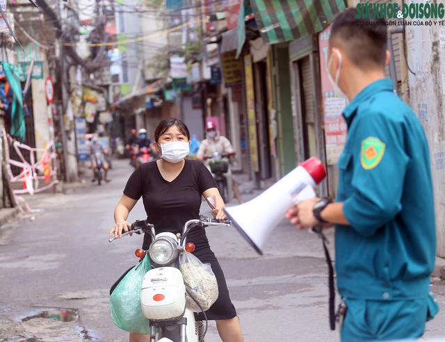 Hình ảnh mới nhất về "điểm nóng" COVID-19 tại phường Giáp Bát, Hà Nội