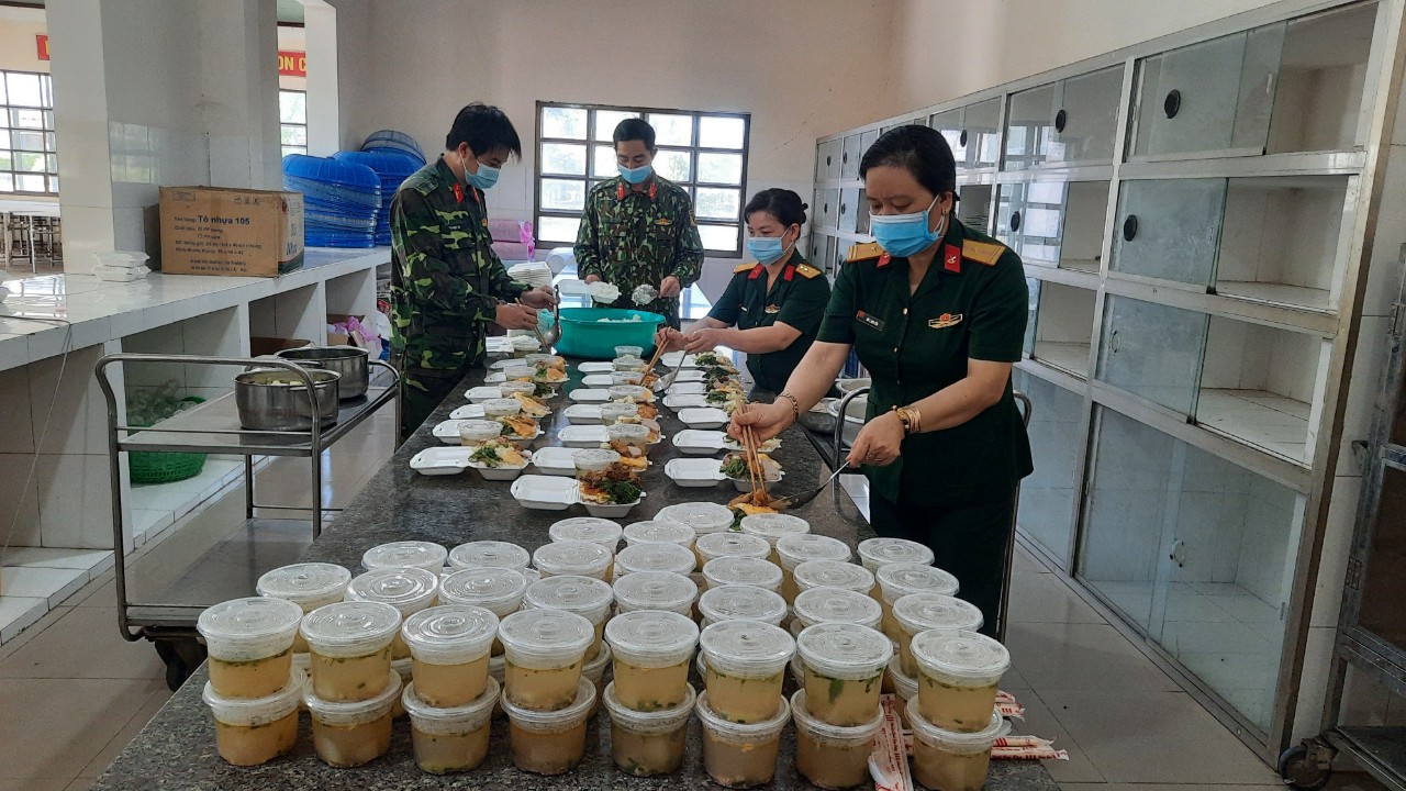 Chị nuôi Nguyễn Thị Điểm (bìa trái) và Đỗ Thị Kim Yến (bìa phải) đang làm cơm cho bà con khu cách li