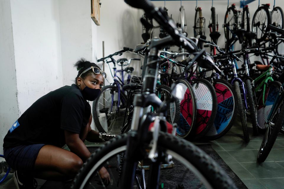 Một nhân viên làm việc tại công ty sửa chữa và cho thuê xe đạp Velo Cuba ở Havana, Cuba