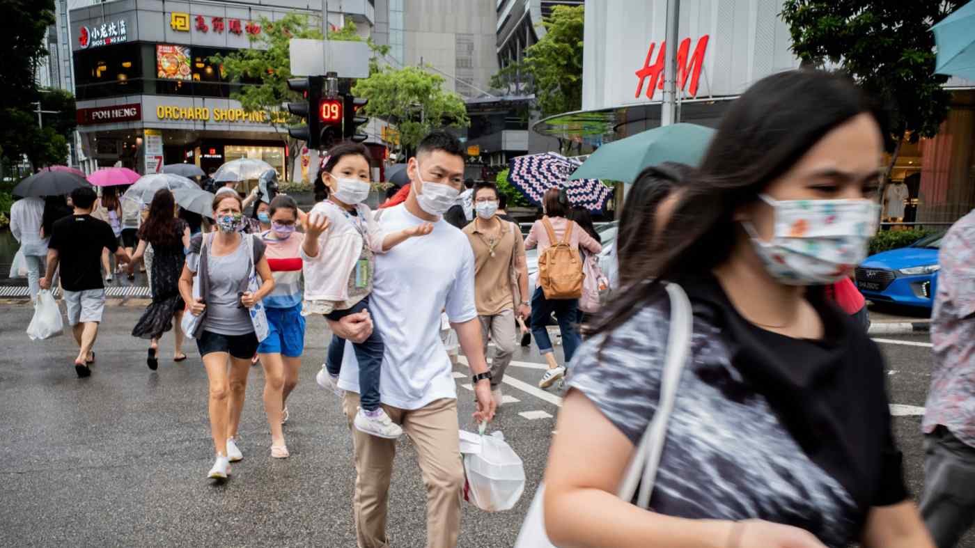 Mọi người đi bộ qua khu mua sắm Orchard Road của Singapore. (Sipa qua Hình ảnh AP)