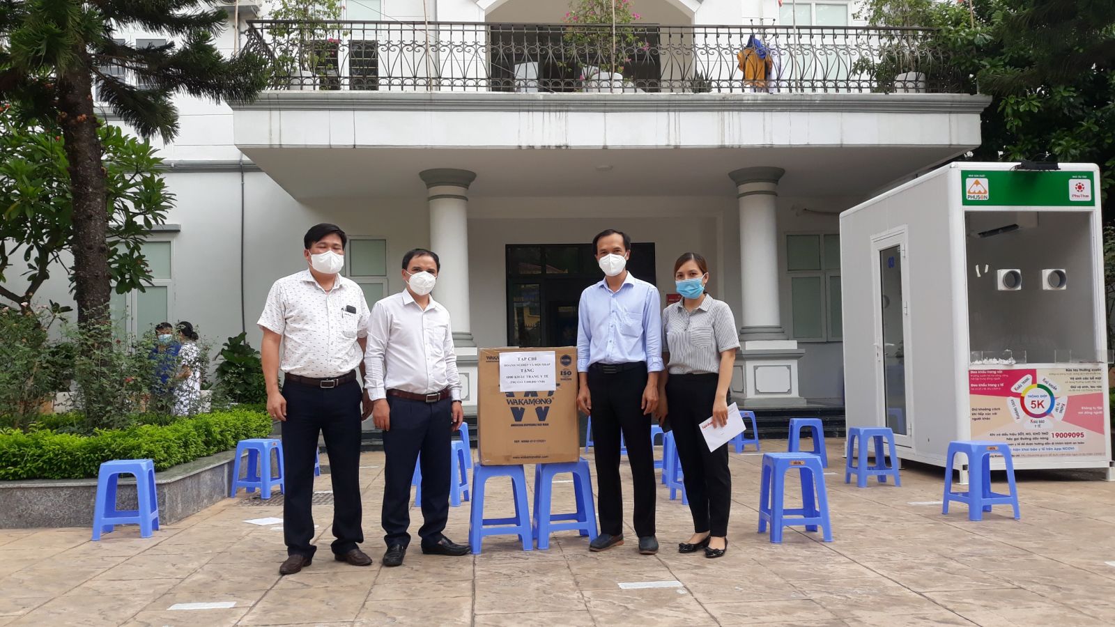 Đại diện Tạp chí Doanh nghiệp và Hội nhập trao tặng 1.000 khẩu trang y tế cao cấp cho Trung tâm y tế quận Thanh Xuân