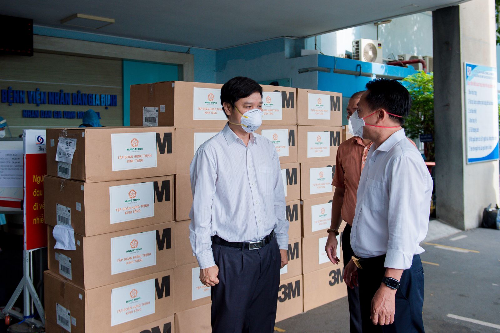 Đại diện Tập đoàn Hưng Thịnh chuyển tận tay các trang thiết bị y tế cho y, bác sỹ Bệnh viện Nhân dân Gia Định