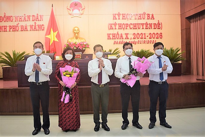 Ông Trần Phước Sơn (thứ 2 từ phải sang) và bà Ngô Thị Kim Yến được bầu giữ chức Phó Chủ tịch UBND TP Đà Nẵng.