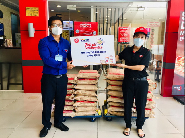 Tỉnh đoàn Bình Thuận nhận Bột mỳ để làm bánh mỳ tặng đồng bào vùng dịch