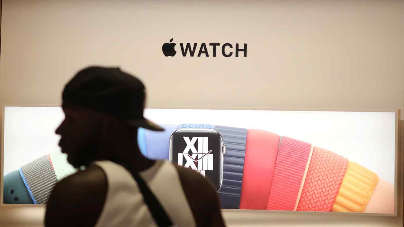 Một khách hàng duyệt đồng hồ Apple tại Apple Store mới trên Broadway ở trung tâm thành phố Los Angeles. © Reuters