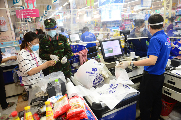 TP.HCM: Nhiều siêu thị, cửa hàng mở cửa,do nhân viên được cấp thêm giấy đi đường