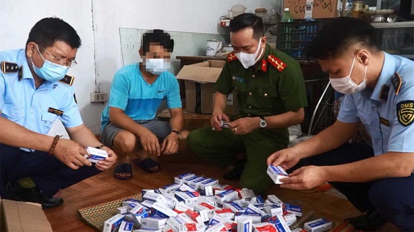 Vụ bắt giữ Trương Văn An (40 tuổi ở Hà Nội) nhập hàng trăm hộp thuốc điều trị không rõ nguồn gốc về bán với giá gấp đôi để kiếm lời
