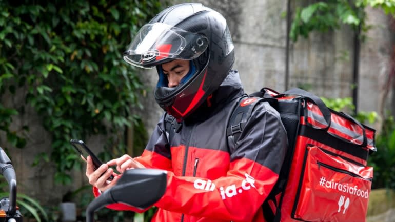 Các tài xế của Gojek đã mặc áo khoác đỏ để giao hàng tại Bangkok kể từ khi AiraAsia mua lại các hoạt động của Gojek Thái Lan. (Ảnh: AirAsia)
